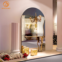 Table console moderne de luxe avec base sculpturale or rose et miroir arqué, table d'entrée pour la décoration de couloir, mobilier haut de gamme Daylight