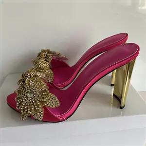 Chaussures sexy de banquet à décor de fleurs en strass doré Sandales à talons hauts de luxe en satin à bouts ouverts pour femmes