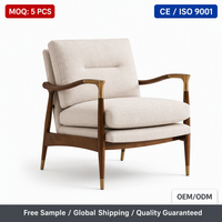Fauteuil de détente moderne en velours crème sur mesure, finition noyer et accents en laiton, service de dessin CAO VIP.