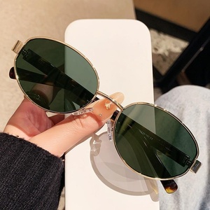 Lunettes de soleil rétro en métal européennes et américaines, lunettes de soleil polarisées tendance à protection UV, best-seller, personnalisables avec branches en métal. - Product Image 4