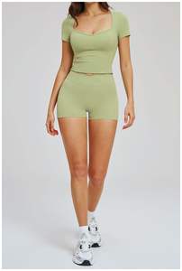 Conjunto de yoga para mujer: Top corto con cuello en V y leggings de cintura cruzada con efecto levantacola, de nailon, para gimnasio, fitness, running y ropa deportiva. - Product Image 3