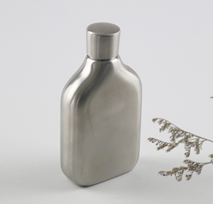 Biểu Tượng Tùy Chỉnh 4Oz Thép Không Gỉ Túi Rượu Vang Chai Kích Thước Nhỏ Xách Tay Chải Satin Flagon Rượu Rượu Hip Flask - Product Image 6