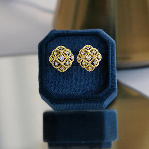 Orecchini a Perno E3240 in Oro Massiccio 18K con Diamante Taglio Principessa, Design Geometrico Classico per Uso Quotidiano Femminile - Product Image 6