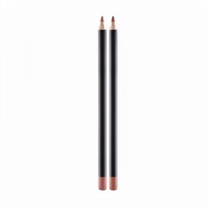 Crayon à lèvres noir mat en bois, haute pigmentation, waterproof, vegan, longue tenue, personnalisable avec votre propre marque (private label), sans cruauté animale. - Product Image 1