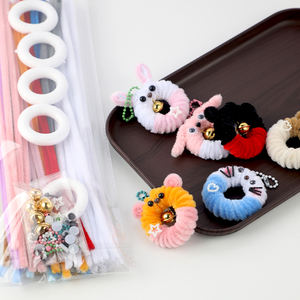 Ensemble de porte-clés visages d'animaux 3D – Créatures artisanales en élastiques et épingles à crêpe sur cerceaux en mousse : un projet DIY amusant et fonctionnel - Product Image 1