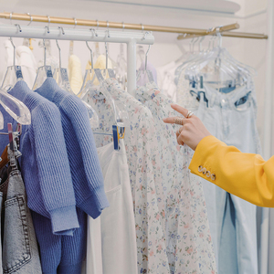 Logo personnalisé Cintre pour magasin de vêtements Organisateur de vêtements en plastique transparent populaire avec économie de benzène Cintre en acrylique vide pour vestes - Product Image 6