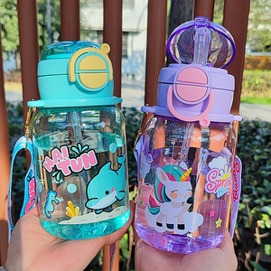 Bouteille d'eau en plastique pour enfants de 600 ml avec sangle, motifs dinosaure, baleine, <span class=keywords><strong>licorne</strong></span>, capybara, pour jus et lait - Product Image 2