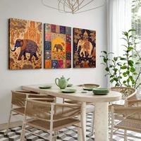 La décoration murale dans le salon présente un ensemble de trois tableaux en bois faits à la main.