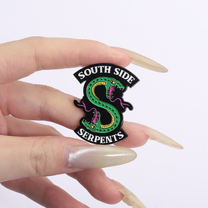 South Side Serpents Émail Pin Série TV Inspiré Broches Revers Badge Sac À Dos Bijoux Cadeau pour Amis En Gros - Product Image 4