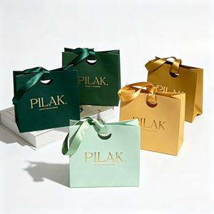 Bolsas de papel minimalistas y elegantes con interior de papel mate, logotipo dorado personalizado para guardar pequeños regalos, con asa de cinta. - Product Image 2