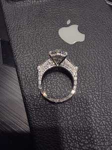 Bague élégante en platine et diamants, design minimaliste à finition lisse, parfaite pour les fiançailles, les mariages et le port quotidien, idéale comme cadeau. - Product Image 5