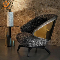 Fauteuil lounge sculptural en forme d'œuf avec dossier en métal doré ondulé, fauteuil d'appoint en tissu à motif zèbre pour hall d'hôtel de luxe