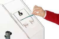 Tambour de billets de tombola transparent en acrylique sur mesure avec roues verrouillables Conteneur de boîte de vote à suggestion de lucite de 53 pouces de haut