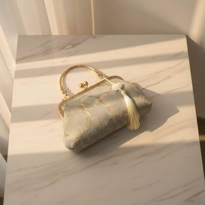 Pochette à bijoux carrée légère brodée à la main, style floral en soie, design artistique, taille personnalisée, haute qualité - Product Image 1