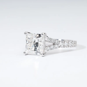 Anillo de compromiso con diamante de laboratorio de corte princesa y redondo de 3.36 CT certificado por IGI, con banda de compromiso de media eternidad de oro macizo de 18K. - Product Image 4