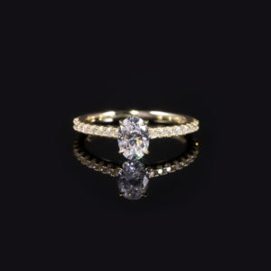 <span class=keywords><strong>Bague</strong></span> en <span class=keywords><strong>or</strong></span> massif 18 carats avec diamant de laboratoire certifié ovale pavé minimaliste délicat 5x7mm, vente en gros de bijoux glamour - Product Image 2