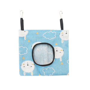 Bolsa de heno colgante para conejos, conejillos de indias y ratas, con estampado animal azul, cuadrada, a prueba de fugas, con ganchos. - Product Image 1