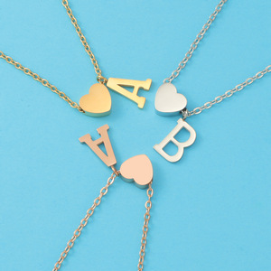 Collana con Ciondolo a Cuore e Lettera in Inglese in Acciaio Inossidabile, Moda Europea e Americana Trendy per Bambini e Donne - Product Image 1