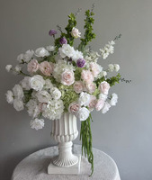Boules de fleurs artisanales blanches de roses, lys calla, hortensias et verdure, centre de table romantique pour décoration de mariage