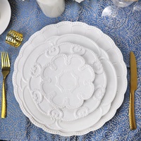 Assiettes de table en porcelaine blanche gaufrée en gros, sous-assiettes festonnées, service de vaisselle en céramique gravée pour la décoration de table de mariage