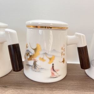 Großhandel niedlichen kreativen handgemachten benutzer definierten Design Porzellan tassen mit Infuser und Deckel Tee becher - Product Image 1