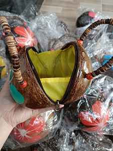 Hot Trend 2024 COCO SHELL BAG BOLSO DE ARTESANÍA de alta calidad BOLSO DE MANO DE DISEÑO AL POR MAYOR DE COCO SHELL de Vietnam - Product Image 3