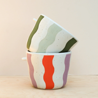 Mug à café en grès personnalisé, peint à la main, motif ondulé, effet moucheté, logo personnalisé, style abstrait rétro, en céramique.