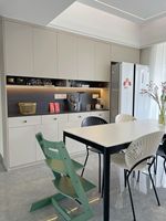 Buffet réfrigérateur intégré compact, taille personnalisable, étagères réglables, armoire de rangement pour collations, idéal pour petit condo ou bar à domicile