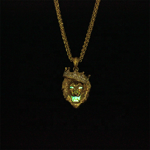 <span class=keywords><strong>Collana</strong></span> Luminosa Hip Hop con Corona e Testa di <span class=keywords><strong>Leone</strong></span> Tempestata di Diamanti, Effetto Fluorescente al Buio - Product Image 3