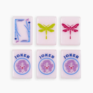 Jeu de Mahjong américain en acrylique rose gravé de motifs floraux et de libellules colorés, idéal pour une soirée de jeu - Product Image 1