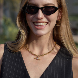 Collar de Lujo con Cadena Dorada y Colgante de Diamante en Forma de T, Diseño Geométrico para Uso Diario - Product Image 2