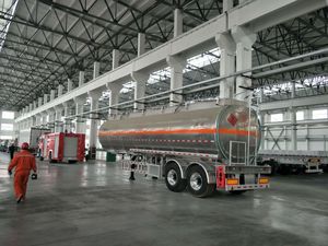 Camión Cisterna de Combustible, Camión Cisterna de Aceite CLW de 3 Ejes, 42000L, Semirremolque Cisterna para Transporte de Combustible - Product Image 5