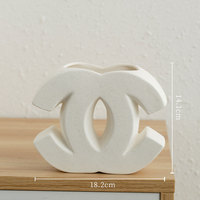 Vase en céramique de luxe léger, forme unique, style INS, sensation haut de gamme, style crème, accessoire décoratif nordique pour l'entrée de la maison