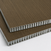 Panneau en aluminium nid d'abeille à grain de bois brun foncé personnalisé avec film décoratif pour revêtement mural intérieur