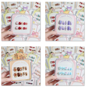 Juego de 10 Uñas Postizas para Niñas, Caja de Regalo con Adhesivos para Uñas, Uñas Postizas Cortas y Redondas Hechas a Mano - Product Image 1