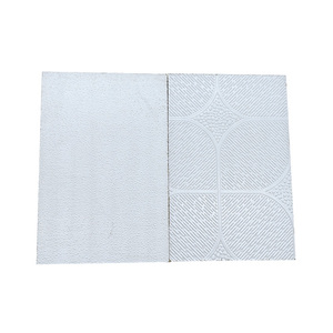 Plaque de plâtre en PVC / Plaques de <span class=keywords><strong>plafond</strong></span> en gypse revêtues de vinyle avec grilles de <span class=keywords><strong>plafond</strong></span> - Imperméable et ignifuge pour salle de bain et <span class=keywords><strong>chambre</strong></span> <span class=keywords><strong>à</strong></span> <span class=keywords><strong>coucher</strong></span> - Product Image 1