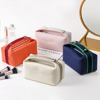 Sac cosmétique carré rose multifonctionnel pour femme avec fermeture éclair dorée et logo personnalisé – Idéal pour le voyage et l'organisation de maquillage (vente en gros)