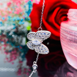 Delicata collana con farfalla intarsiata in zirconi, accessorio trendy da donna per il collo, pronta per la spedizione. - Product Image 2
