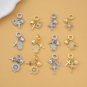 CZ9362 Breloques pendantes triple double plaqué or 18 carats et argent, pavé de zircone cubique, motif main de Hamsa, gouvernail et croix cœur, pour la fabrication de bijoux - Product Image 1