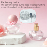 Bouteille de parfum capillaire rose personnalisée de 15ml Bouteille de pulvérisation cosmétique avec pompe et pendentif Bouteille de soin de la peau à bas prix Emballage cosmétique