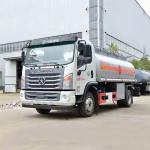 Camion-citerne à carburant en acier au carbone 4x2, neuf, capacité 5001-10000L, véhicule de livraison d'essence, marque FAW/Howo - Product Image 2