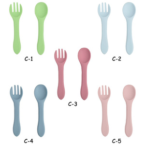 ES-Pro BPA-Free Anti-escaldado Platino Silicona Bebé Tenedor Cuchara Set Patrón sólido Listo Stock Alimentación Entrenamiento Juego <span class=keywords><strong>de</strong></span> cucharas <span class=keywords><strong>de</strong></span> alimentación - Product Image 1