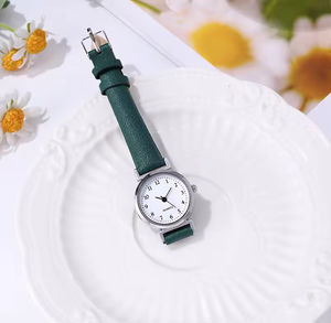 Montre ronde à petit cadran pour femme, montre à quartz simple et élégante avec bracelet en cuir - Product Image 5