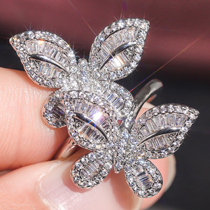 Anello con Doppia Farfalla e Cristalli per Donne, Elegante e Delicato Accessorio di Moda per Uso Quotidiano - Product Image 2