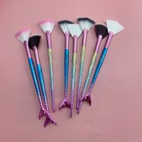 Pinceau de maquillage professionnel en forme d'éventail pour blush et highlighter, manche en plastique, type queue de poisson, pour application de masque
