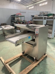 Rouleau à pâte électrique de style européen 520E avec pédale pour boulangerie - Rouleau à pâte électrique de style européen - Product Image 2