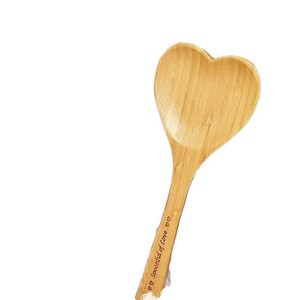 Cuchara de bambú en forma de corazón con lazo rojo, utensilio de cocina decorativo para cocinar y regalar. - Product Image 2