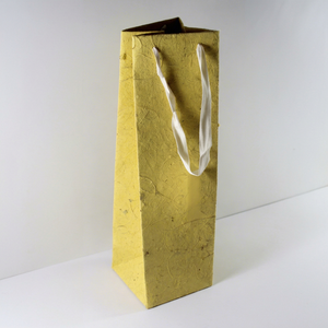 Sac à vin en papier d'art Cameron Exports avec fenêtre, poignée Flexiloop, matériaux recyclés, style luxueux, imprimé à l'écran, fait main, cadeau artisanal - Product Image 1