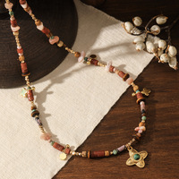 Collier ras du cou fait main en laiton plaqué or 18 carats avec pendentif en pierre de sable dorée naturelle et perles pour femme