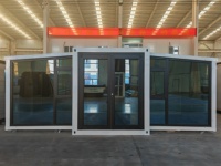 Maison conteneur isolée et extensible au design moderne du milieu du siècle, cabane préfabriquée de luxe pour le camping en plein air